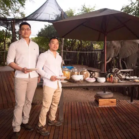 李光耀的孙子李桓武（左）和男友王毅睿今天（5月24日）在南非结婚了。（王毅睿Instagram）