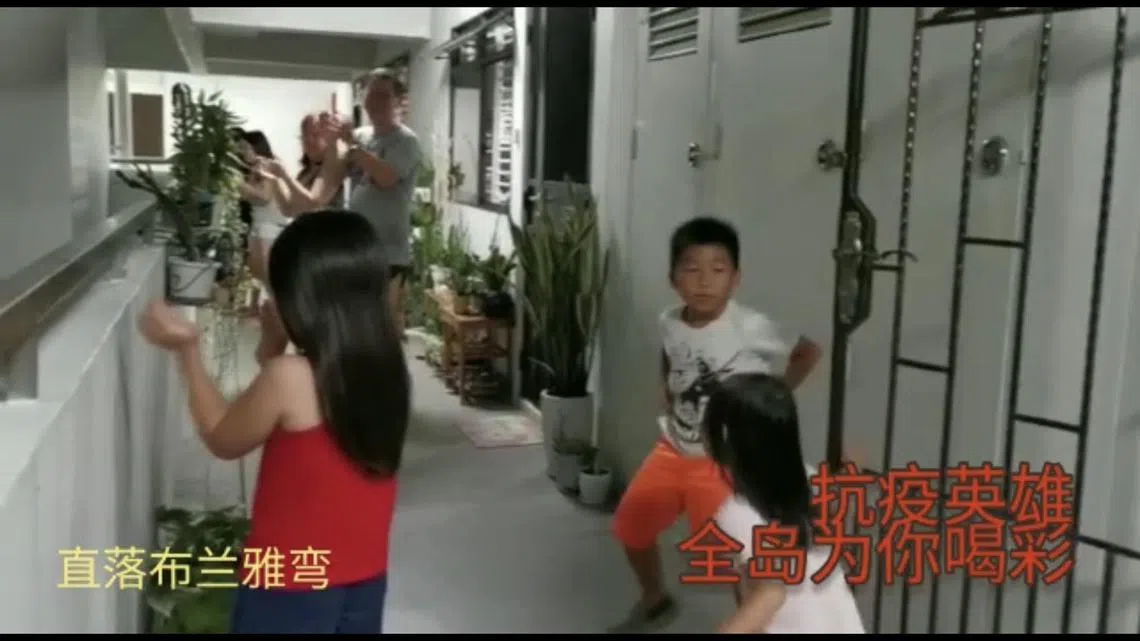 3月30日晚上8点，全岛各地组屋区响起如雷掌声。（视频截图）