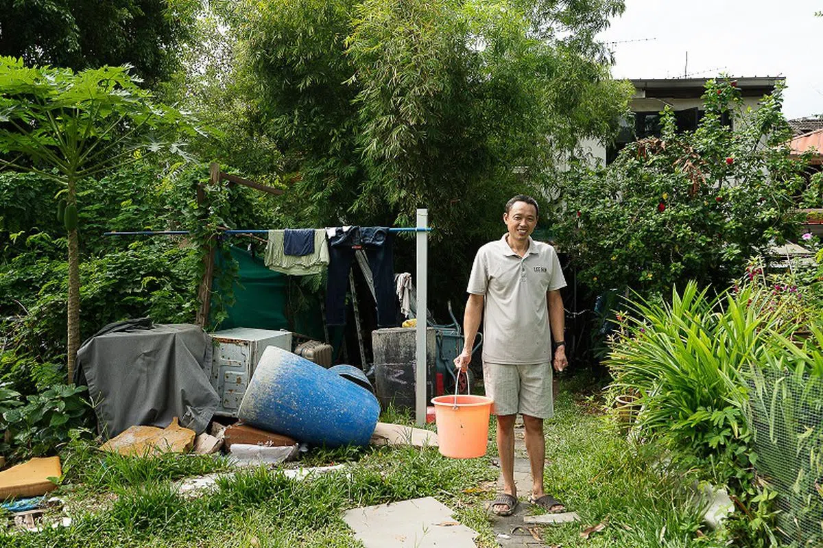  摘菜准备午餐的中国邻居。（蔡家增摄） 
