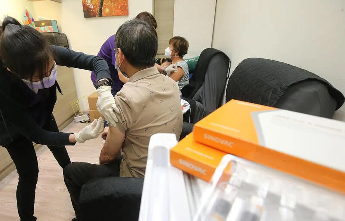 不少民众担心mRNA疫苗副作用，转而预约接种科兴或国药疫苗作为追加剂。私人诊所相关服务的需求亦随之上升。（联合早报）