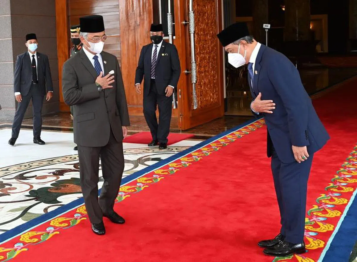  慕尤丁（右）觐见国家元首苏丹阿都拉（左），承诺将在来临9月的国会接受信任动议的检验。（马新社） 