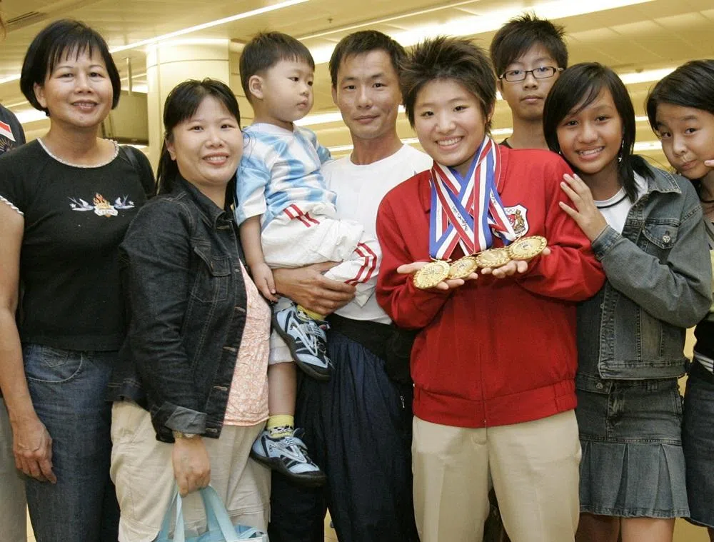 食堂摊主有时也和学生们建立起深厚的友谊，新加坡泳手陶李（右四）在2005年东南亚运动会摘下四枚金牌回国后，女皇镇小学食堂摊主陈大成（右五，人名译音）也到樟宜机场欢迎陶李和其他东运选手凯旋归来。陈大成接受《海峡时报》访问时回忆道，陶李求学时是个活泼的少女，经常在他的饮料摊买美禄喝。