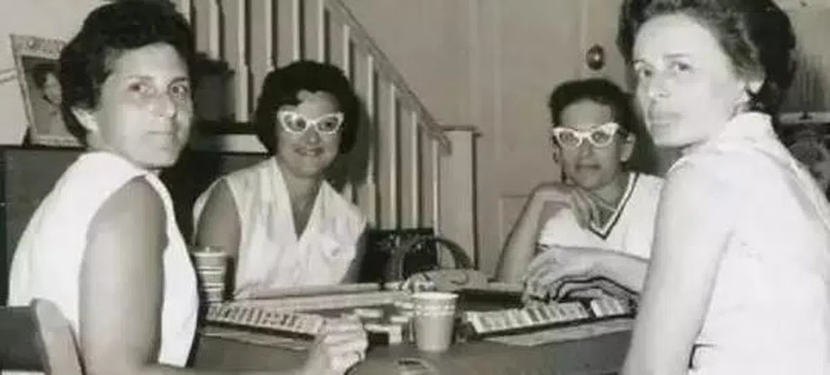  早期犹太妇女在打麻将。（互联网） 