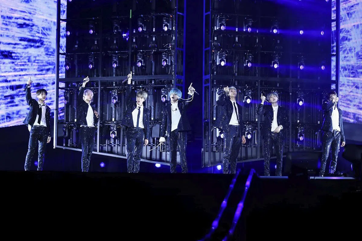 韩国男团BTS的演唱会饭拍视频曾遭大规模下架，还被经纪公司HYBE举报投诉侵权。（HYBE娱乐）