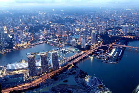 鸟瞰新加坡滨海湾地区与周边市中心商业区。（联合早报）