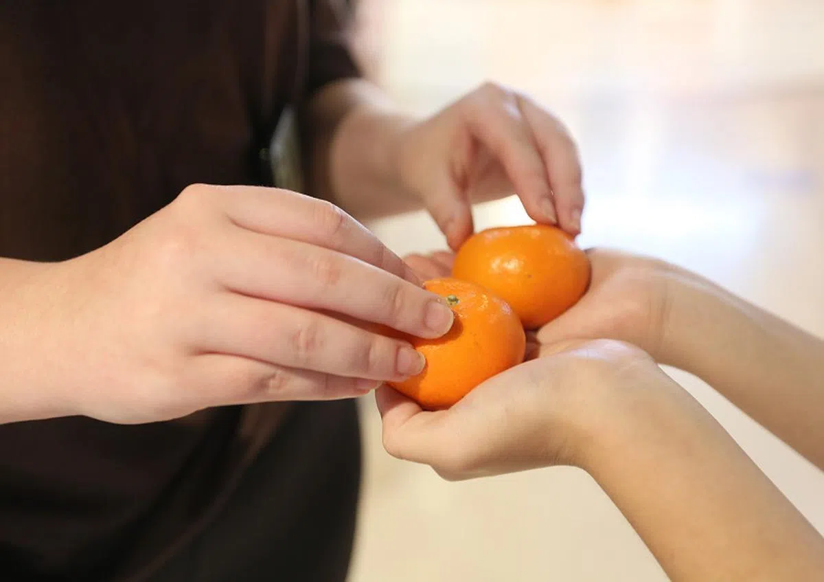 分析指出，农历新年聚会对年轻一辈，无形中可能会是一种压力。（海峡时报）