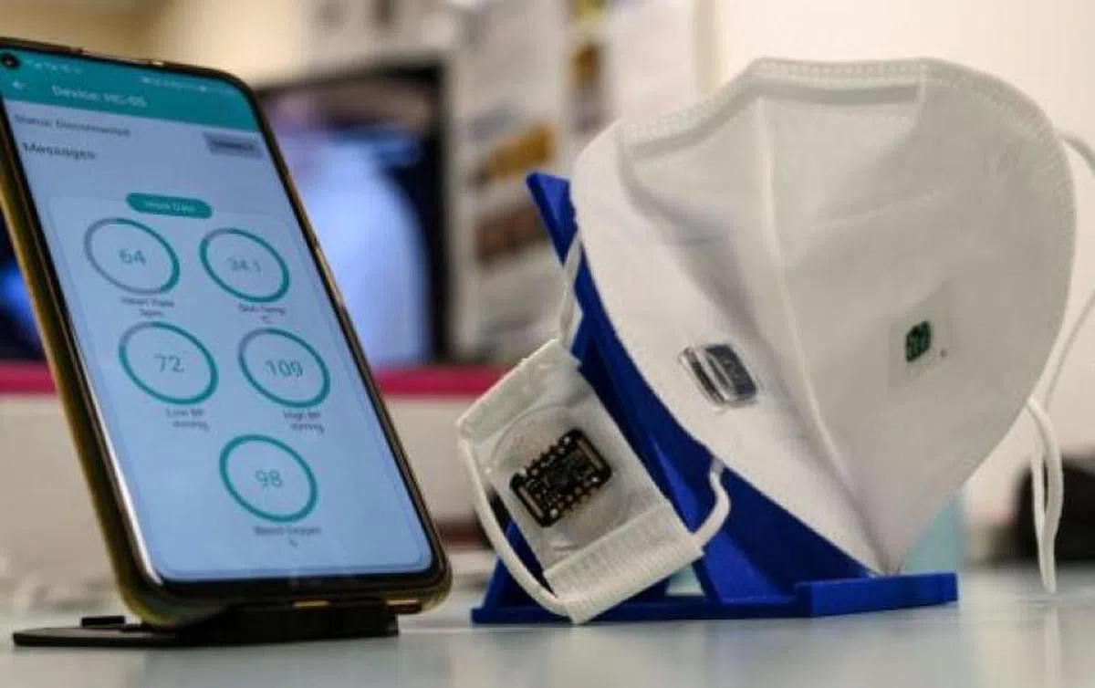  智能口罩的内部构造，里头配有传感器，可将监测数据由蓝牙传至手机应用。（法新社） 