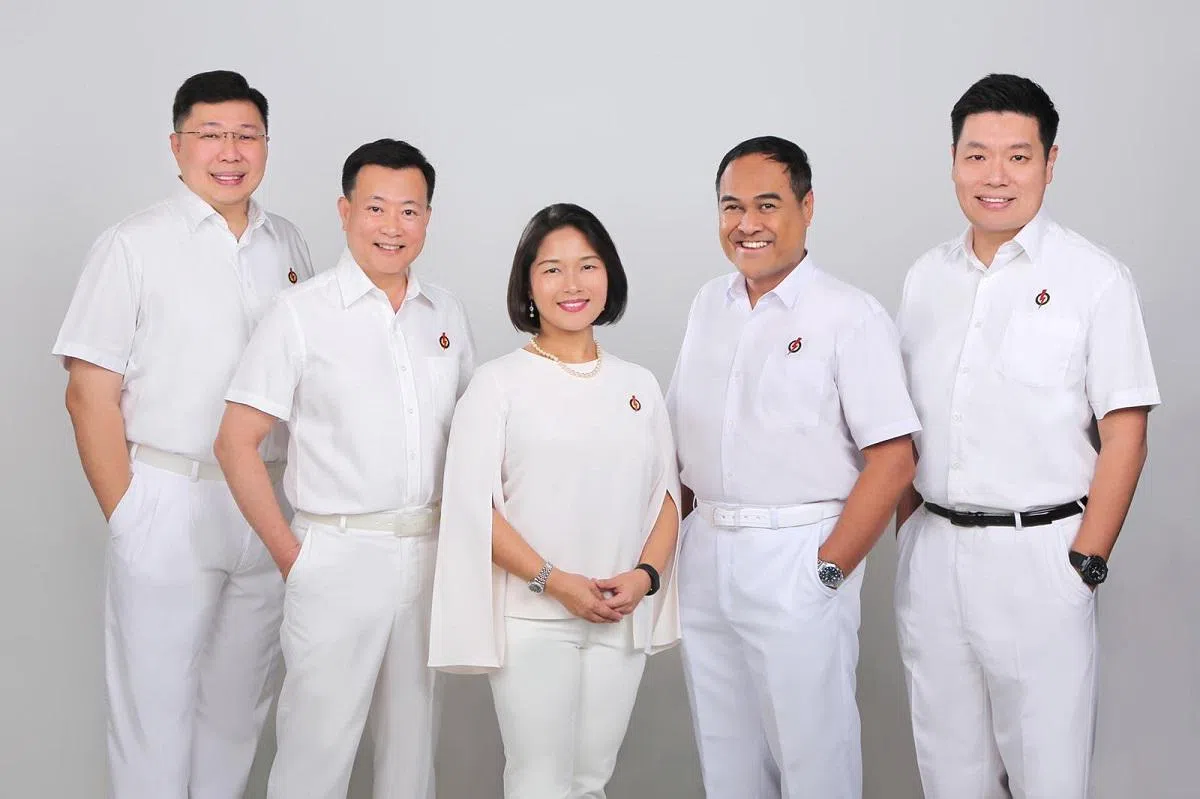 行动党2020年阿裕尼集选区竞选团队中，赖添发（左二）与杨陞才（右一）转战其他选区，陈惠意（中）本届重做冯妇参选，蔡荣良（左一）和山水·卡玛尔（右二）则没有进一步参选消息。（蔡荣良提供）