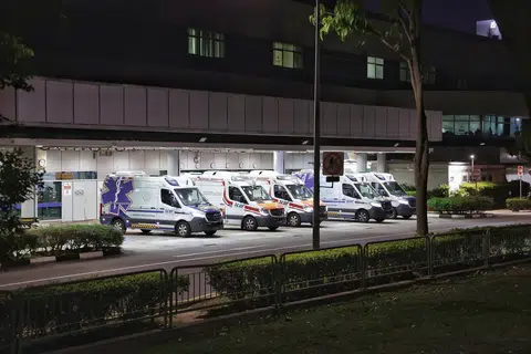 停在樟宜综合医院前准备待命救护车。（海峡时报）