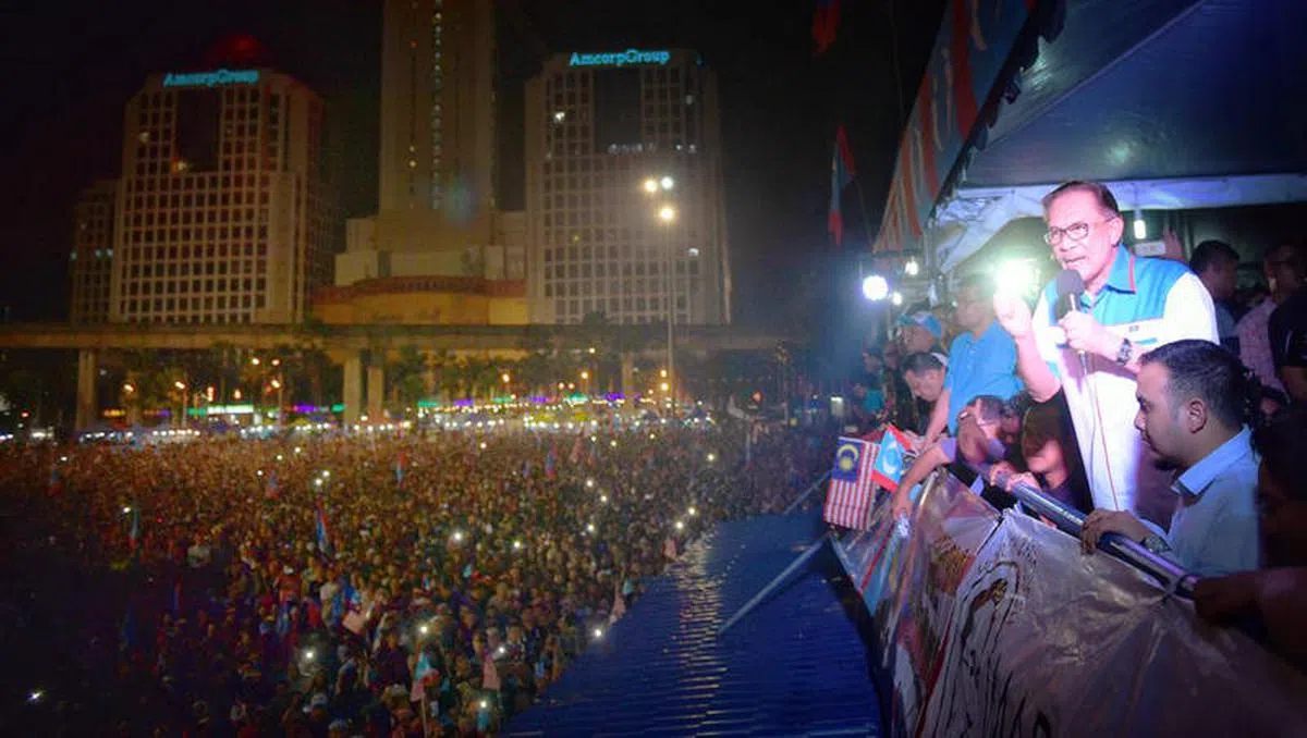  安华昨晚发表获释后的第一场公开演讲，雪兰莪八打灵再也的市政厅草场人山人海。（海峡时报） 