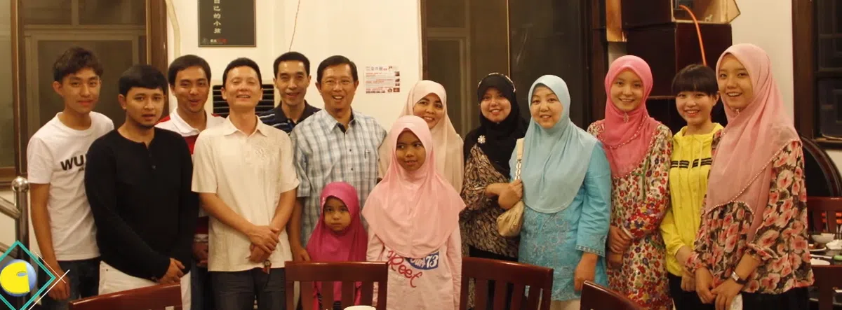  家人合照，左6为杨晓彤家翁莫哈末尼查。（佳礼视频截图） 