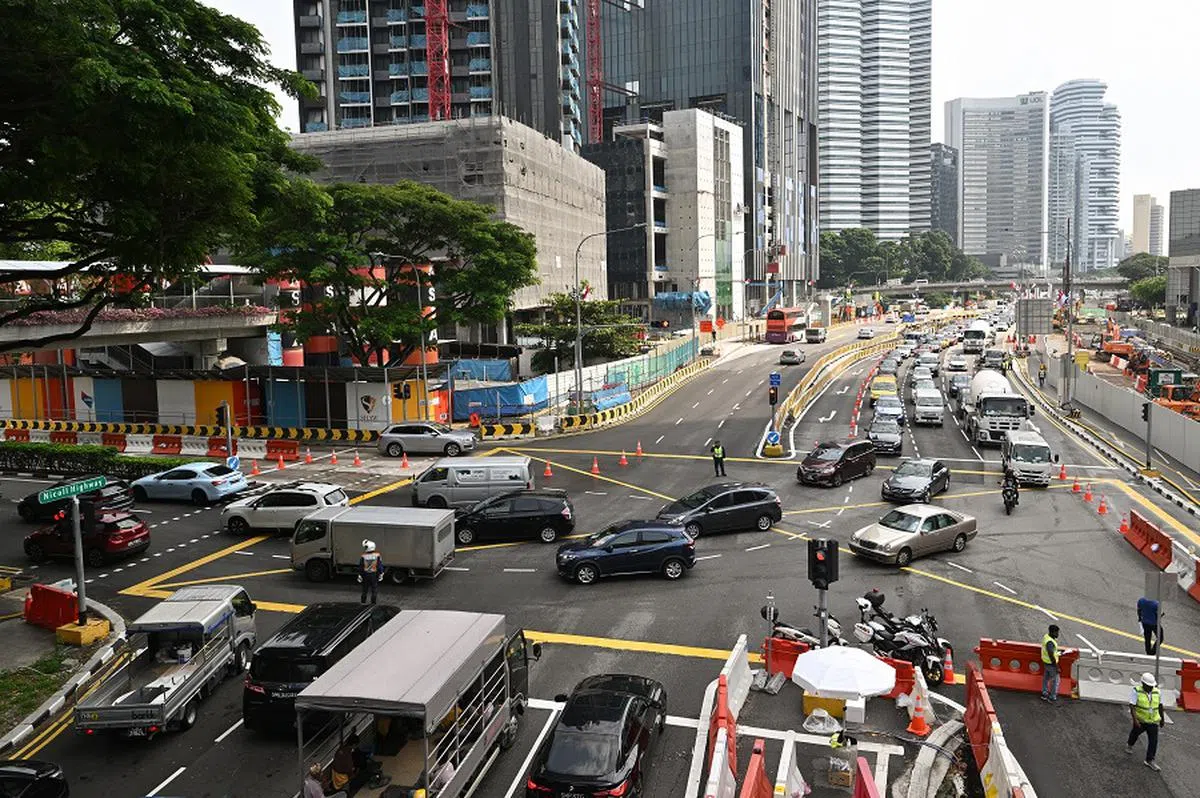 2022年9月28日，尼诰大道部分路段由于F1大奖赛封闭，造成新达城一带交通拥挤。（海峡时报）