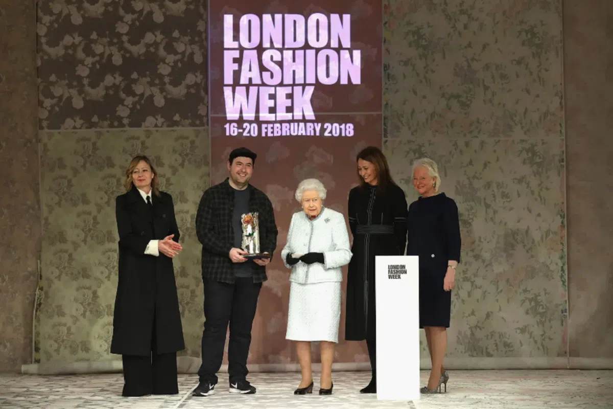 英女王（中）2018年出席伦敦时装周，支持年仅28岁年轻时装设计师理查奎恩（左二）。（Vogue）