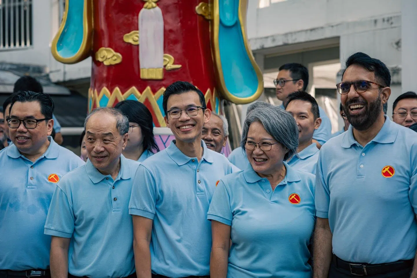 毕丹星（右一）在工人党内已培植了自己的班底。