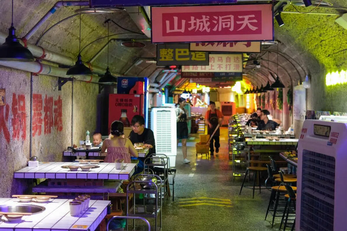 重庆一处旧防空洞成了地下之城，如今被改造成了一家火锅店。除了用餐区，这里还设有街机游戏、娃娃机、观影区、怀旧风的杂货店，甚至还有一个“舞台”供人举办婚礼，可谓创意和玩味十足。（海峡时报）