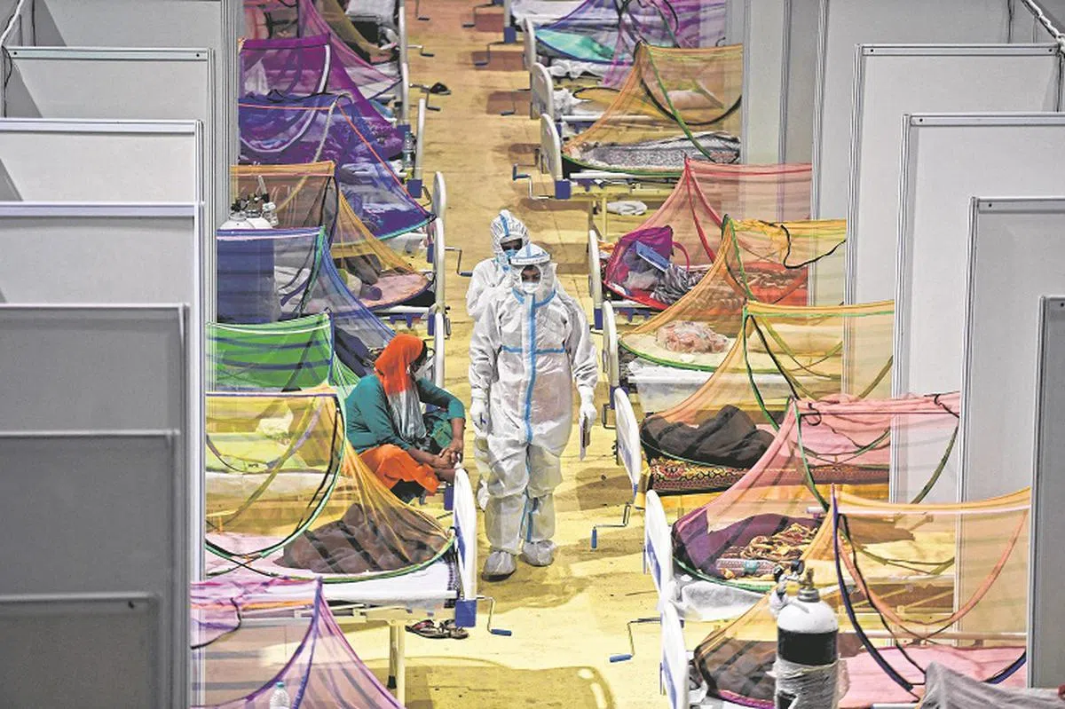  印度医护人员在巡视由社区场所临时改建成的医疗设施。（法新社） 