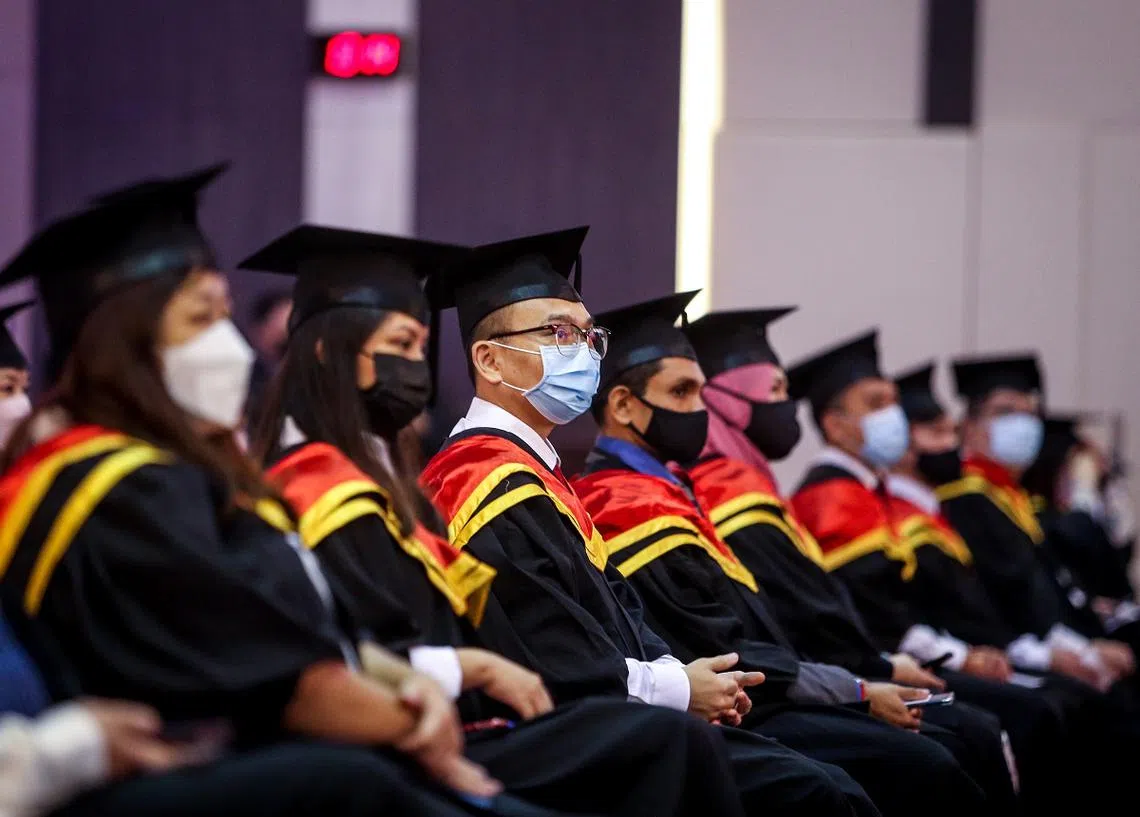 2021年4月29日，新跃社科大学（SUSS）为2020年毕业的逾2000名学生补办实体毕业典礼。（联合早报）