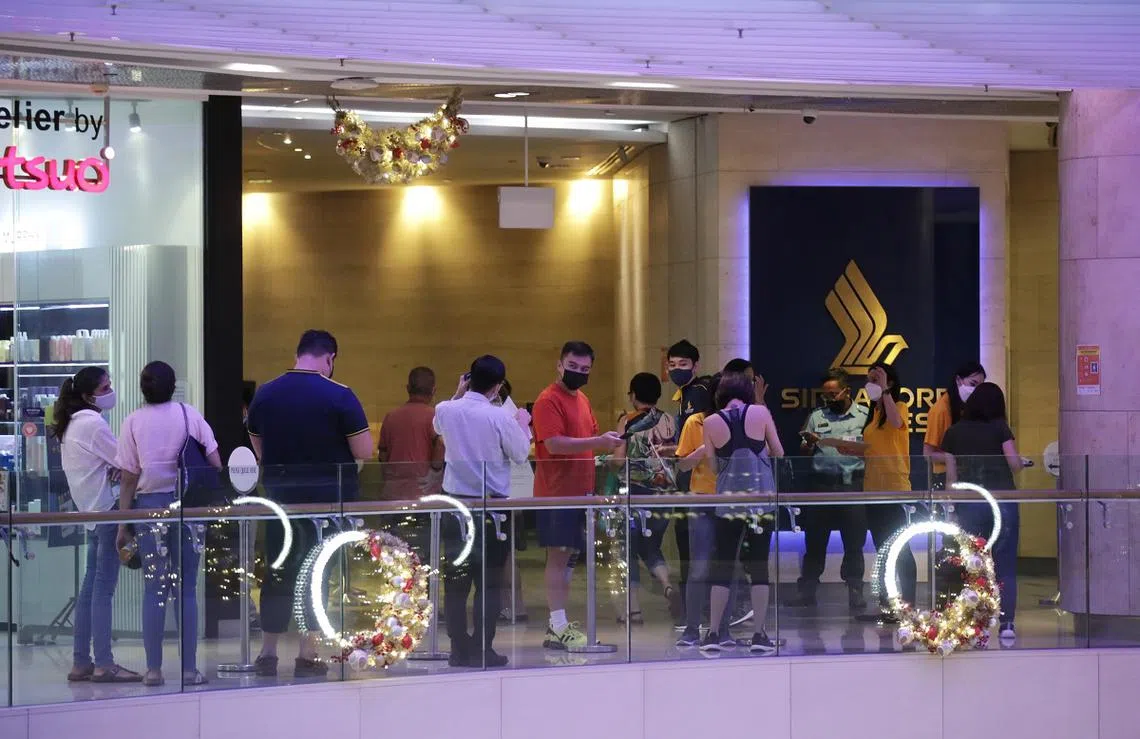 2021年11月，新航位于爱雍·乌节的服务中心排起长龙。（海峡时报）