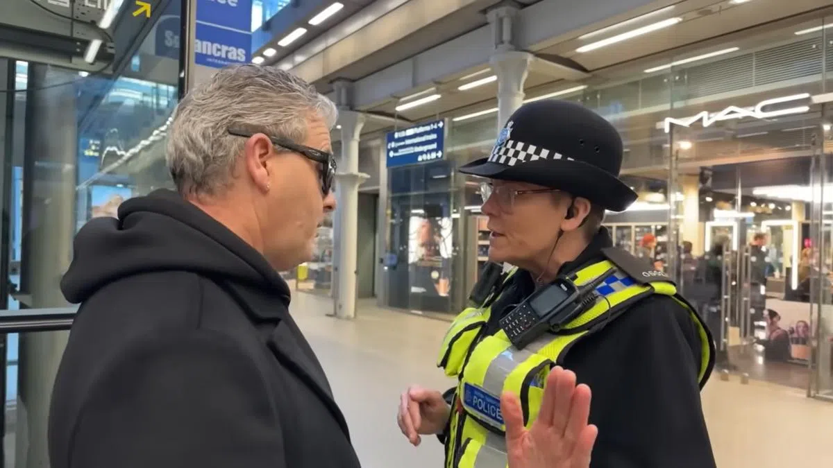 卡瓦纳被一名女警拉到一旁，严肃地让他停止直播，但他丝毫不退让。（视频截图）