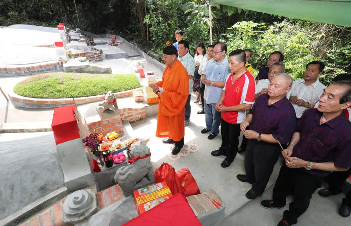  2019年4月8日，南安会馆会长陈奕福与署理会长梁佳吉清明节来到武吉布朗坟场，为凤山寺创办人梁壬癸墓地的修复工程进行谢土仪式。（联合早报） 