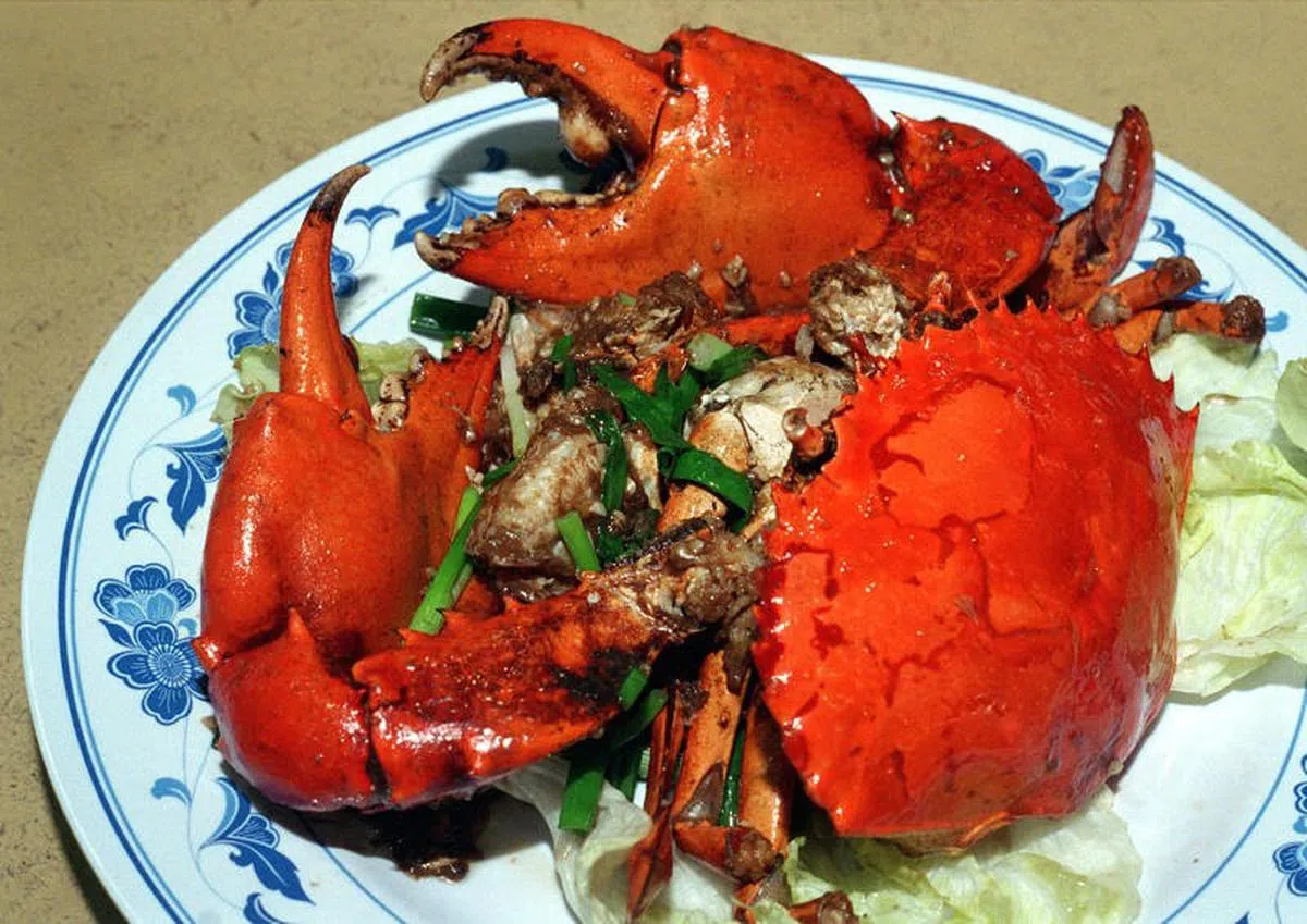  1981年，“无招牌海鲜”这块招牌正式挂出，招牌菜“白胡椒螃蟹”开始远近闻名，好评如潮。（新明日报） 