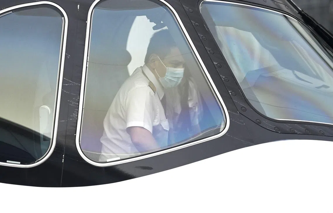 驾驶舱里要有至少两名机师，以防其中一人发生什么状况，另一人可以赶紧顶替职务。（海峡时报示意图）