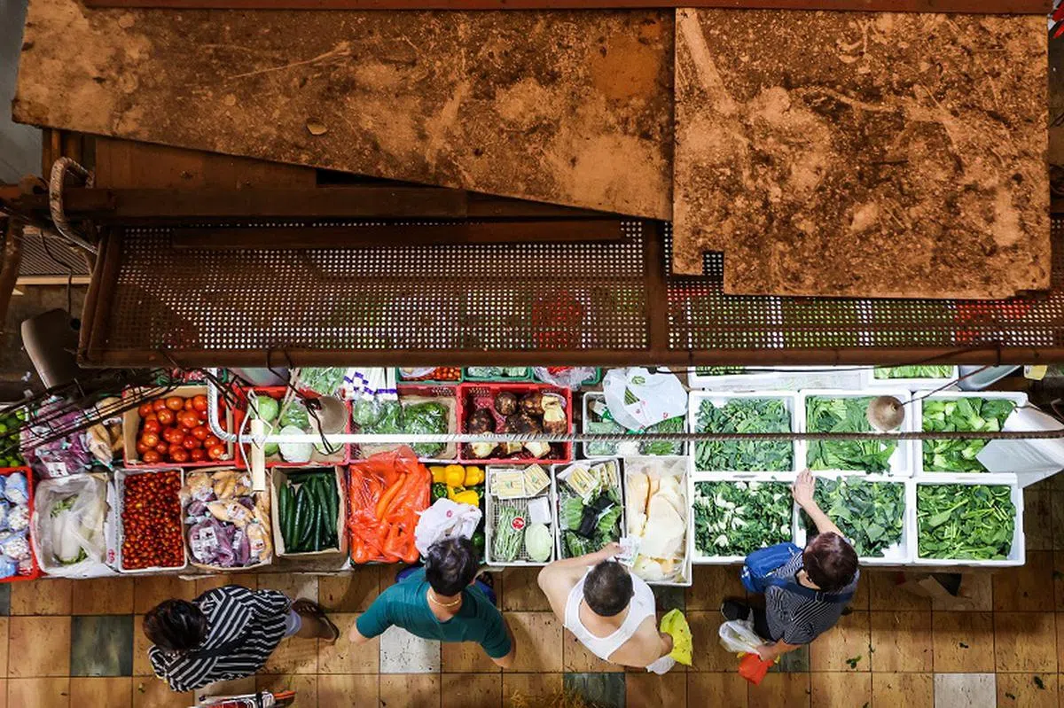 湿巴刹的食材摊贩在10年内减少近800人。（联合早报）