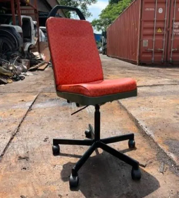 本地一家废料厂突发奇想，将被废弃的巴士座椅改装成办公椅，不久后就断货。（互联网）