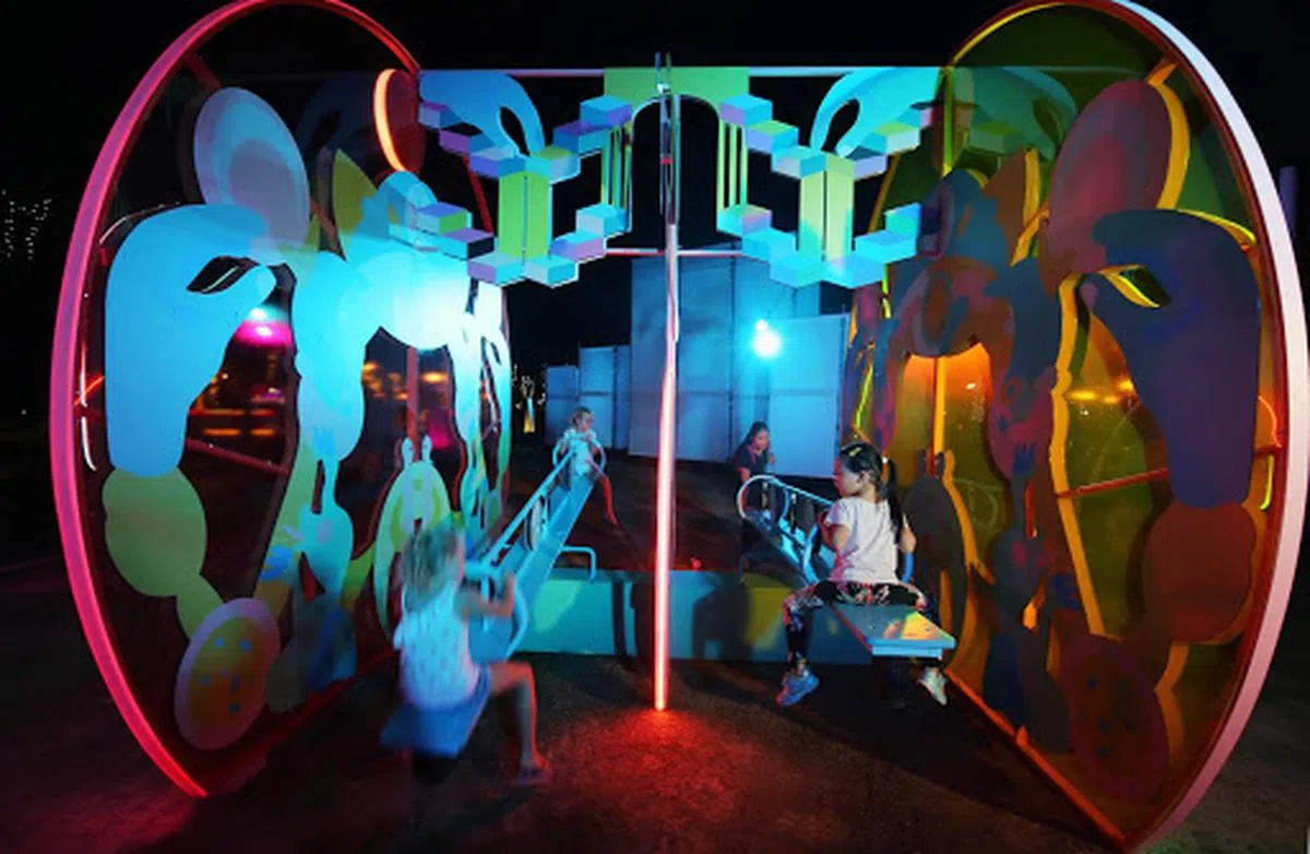  第二届夜间活动Island Lights的灯光艺术展，首次在圣淘沙升涛湾村（Sentosa Cove Village）举行。儿童在玩耍之余还可欣赏灯光艺术。（联合早报） 