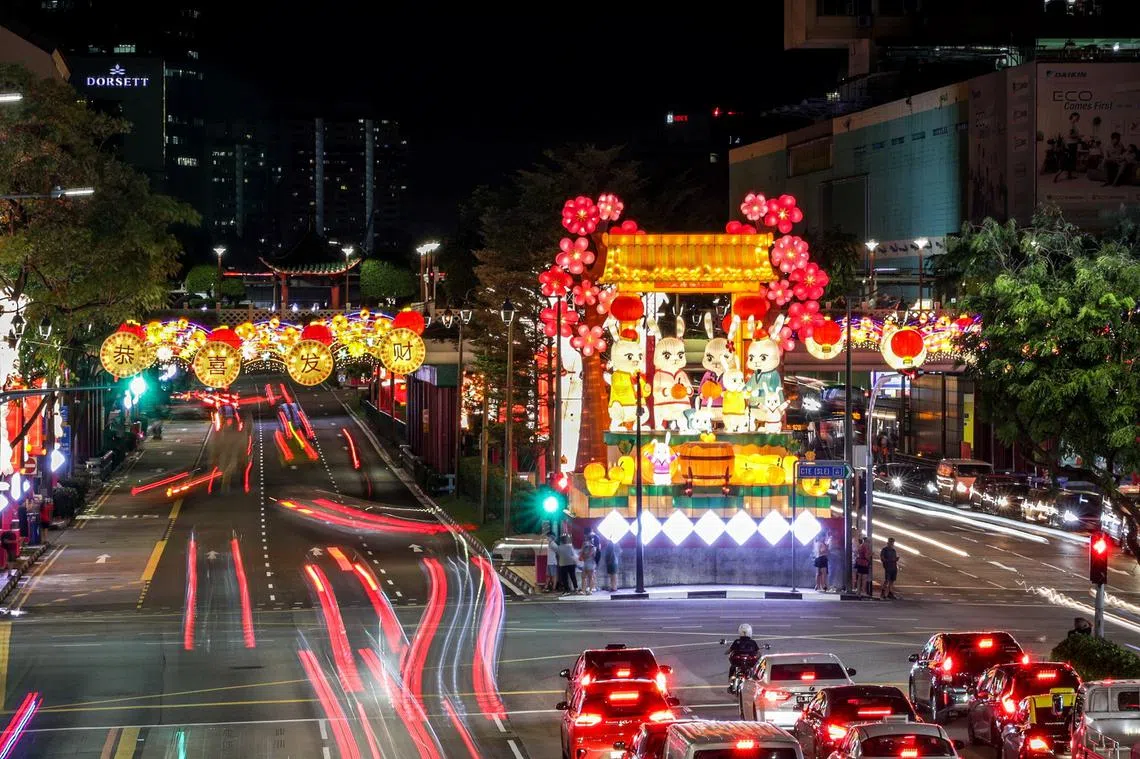 位于新桥路和克罗士街上段交界处的牛车水农历新年重点灯饰，呈现兔子一家齐聚一堂庆新年的场景。 （联合早报）