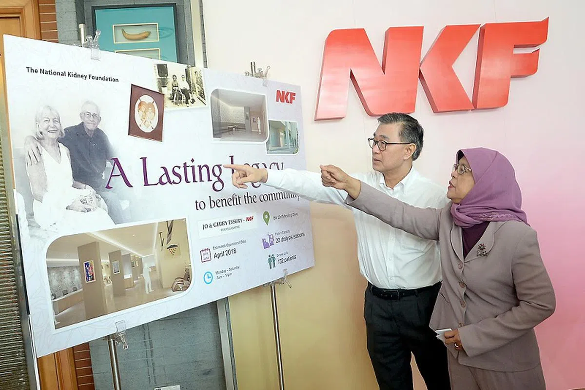 哈莉玛总统（右）于2017年出席由全国肾脏基金会和防止虐待动物协会联办的记者会，两个慈善机构在会上说明如何使用埃瑟里夫妇赠予的首批善款。图左为肾脏基金会时任主席许宝忠。（每日新闻）