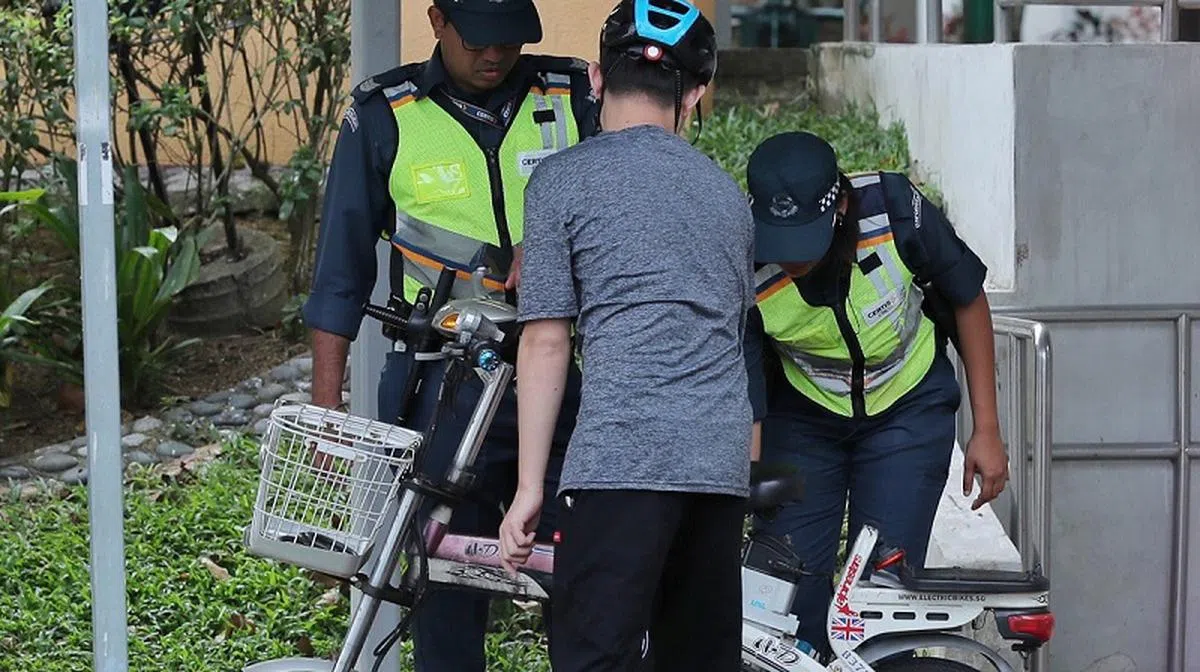 2019年11月起，电动踏板车骑士被禁在步行道及马路上骑行。（海峡时报）
