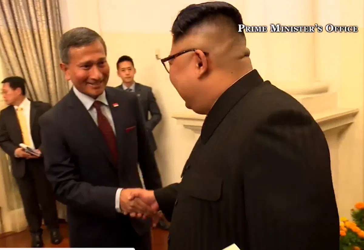  维文在总统府与金正恩握手。（视频截图） 