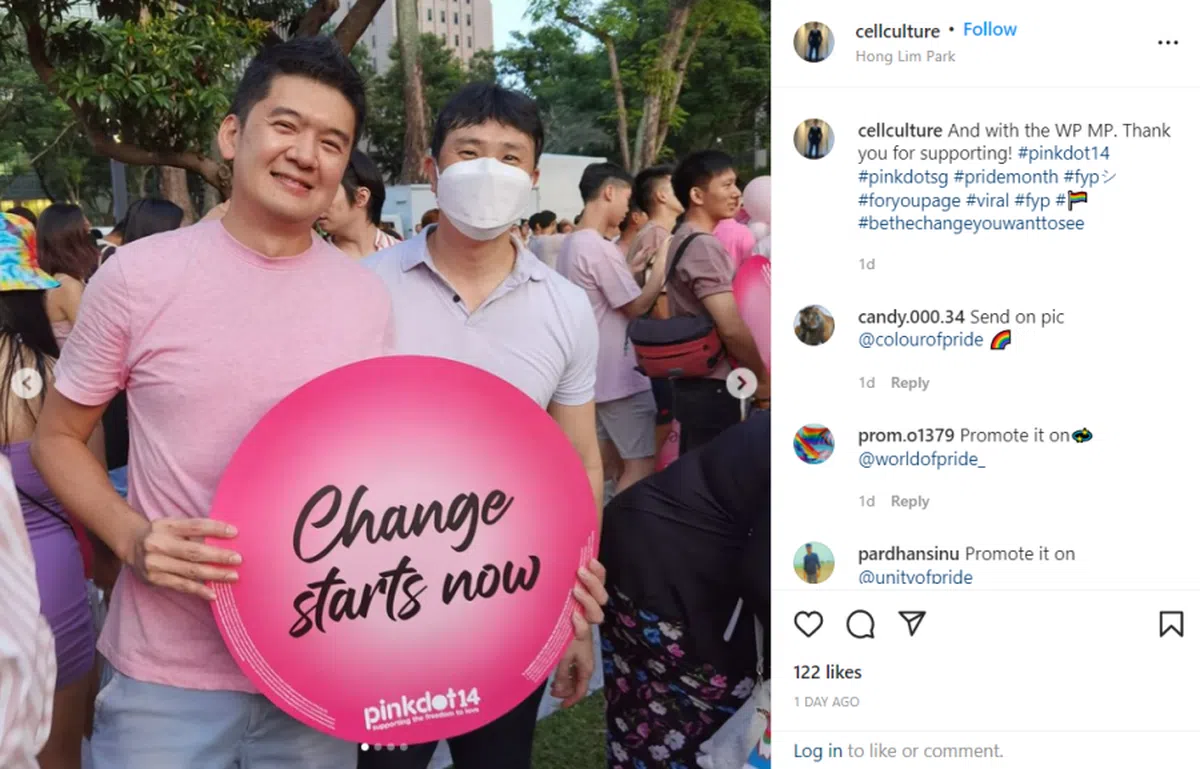 工人党盛港集选区议员林志蔚（右）在集会现场与群众合影。（CellCulture Instagram 截图）