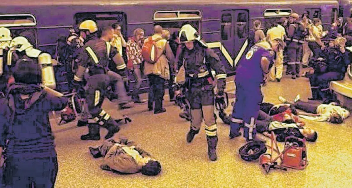  在圣彼得堡地铁站爆炸事件中受伤的人伤势轻重不一，有不少人倒在地上不省人事。（互联网） 