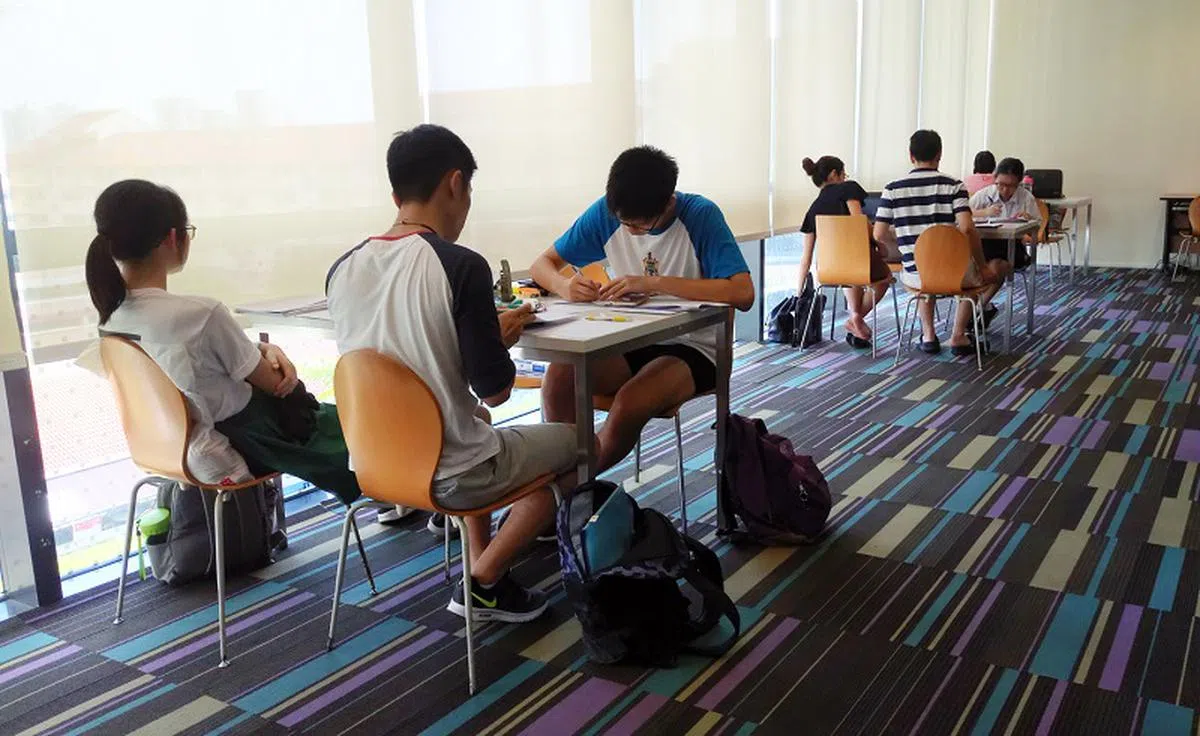 调查显示，中学生阅读时间减少的其中一个原因，是为了应付考试。图为学生在图书管里温书。（联合早报）