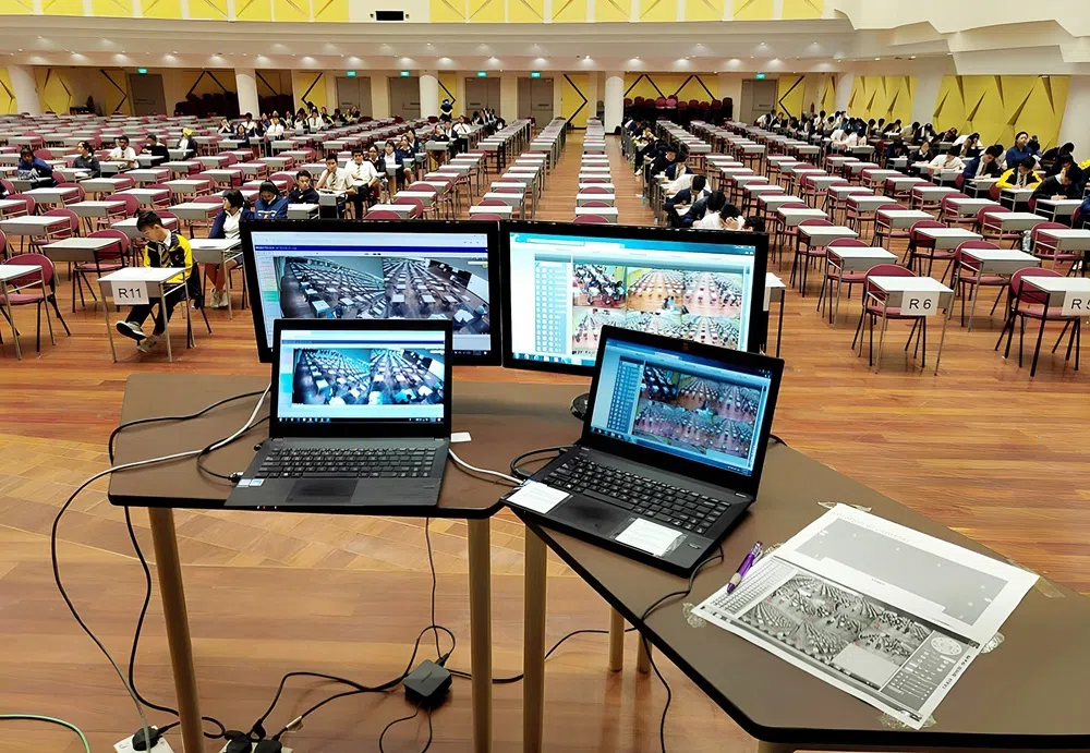 2019年，新加坡英华学校（自主）已开始测试用AI技术识别考生异常行为，包括在考场内部署闭路摄像机，将实时画面传输到考场前方一个放置得不显眼的屏幕上。（联合早报）