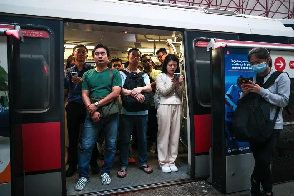 尖峰时段的地铁，乘客摩肩接踵。