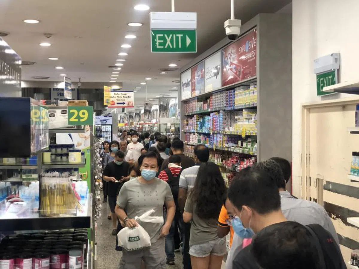  慕斯达法购物中心人潮依旧。（联合晚报） 