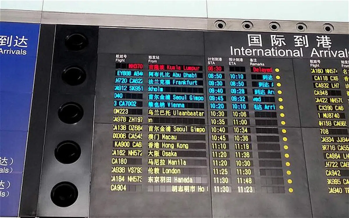 2014年3月8日上午，北京首都国际机场大厅的到港航班信息屏幕上，用红色标注的MH370航班“延误”状态，格外引人注目。（互联网） 