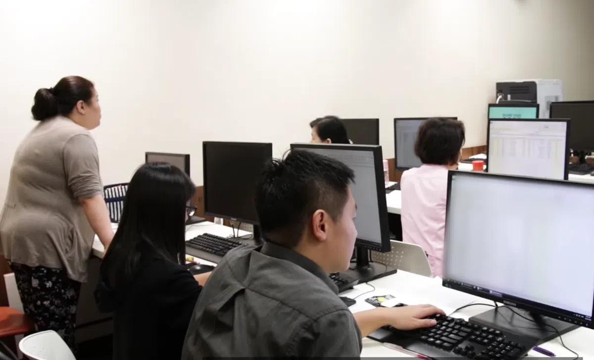  中央医院的每名联系追踪员都必须在接到实验室来电后的两小时内，将完整资料转交给卫生部。（视频截图） 