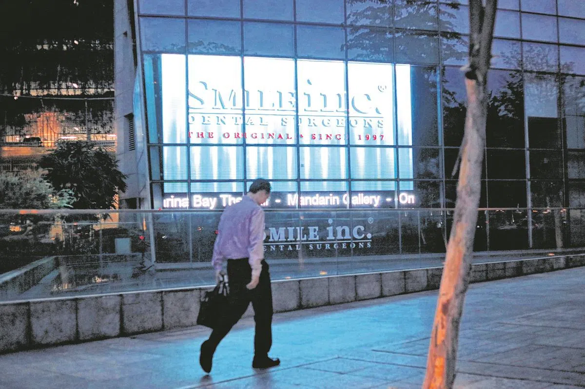  被滨海舫管委会“嫌弃”的LED招牌。（海峡时报） 