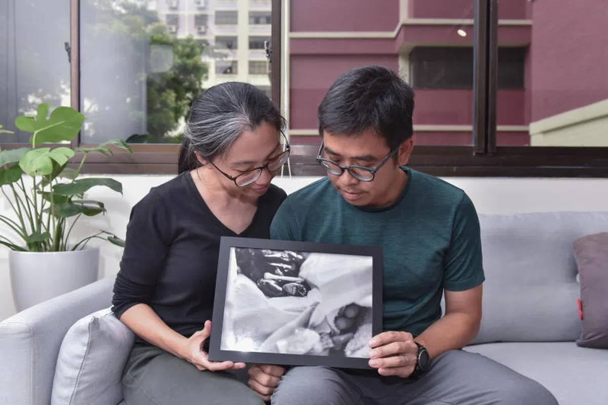  丈夫Wong Yong Jie and 妻子Lim Li Fern为他们的女儿留下了最后的照片，女儿在娘胎时被诊断患有特纳综合征（Turner syndrome）以及左心发育不全综合征，她的心跳在母亲怀孕第23周停止了。Joan Leong为他们一家拍照留念。（海峡时报） 