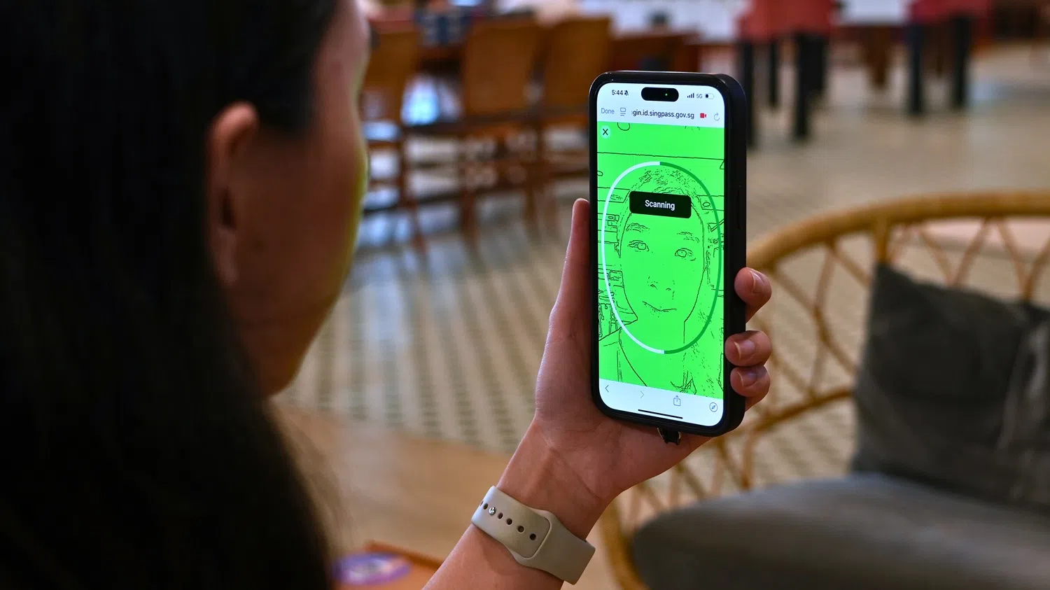 Singpass在用户处理部分敏感事务时的脸部辨识程序虽能避免用户的账户被不法人士远端操作，但却不能防止不谙科技的年长者在熟人引导下，“卖脸”做出并非本意的交易。