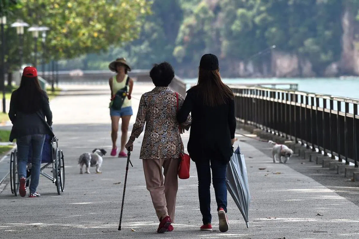 在本地，子女为父母提供经济资助是蛮普遍的文化。（法新社）