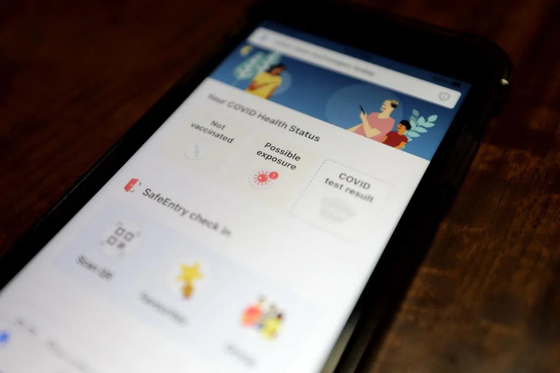 合力追踪应用显示“可能接触病毒”（Possible exposures）警告。（海峡时报）