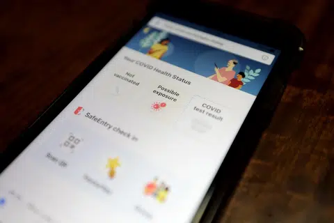 合力追踪应用显示“可能接触病毒”（Possible exposures）警告。（海峡时报）