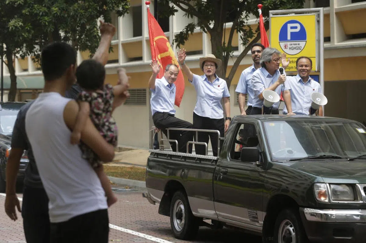  2015年全国大选，工人党在阿裕尼集选区赢得50.95%选票守住蓝天后，当选议员向选民致谢。（海峡时报） 
