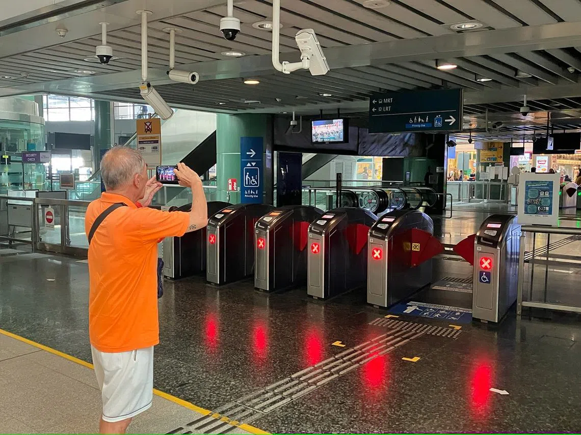 8月12日下午大约1点钟，盛港地铁站部分灯光昏暗，收费闸门亮起红灯。（联合早报）