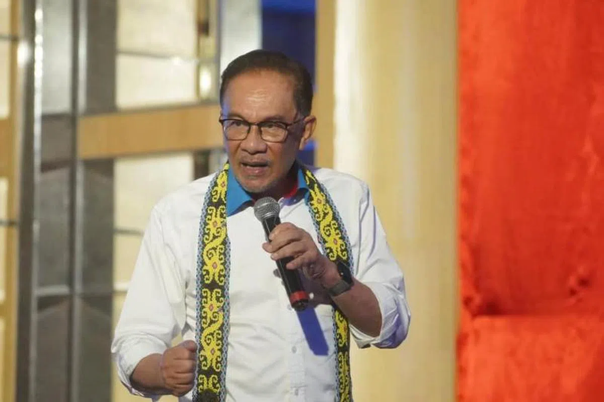 安华早前称，他会对希盟在马六甲州选的失利负责，也会考虑辞去希盟主席一职。不过，他想提醒要求他辞职的人，不应表现得如此傲慢。（安华面簿）